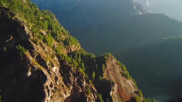 Salida del sol por encima del pico en el Himalaya, Nepal — Vídeos de Stock