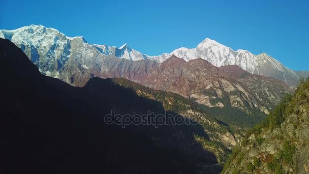 Lever du soleil au-dessus du pic dans l'Himalaya, Népal — Video