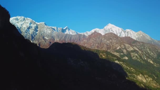 Lever du soleil au-dessus du pic dans l'Himalaya, Népal — Video