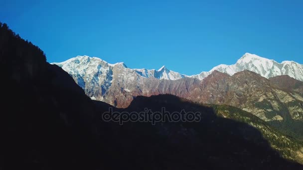 Lever du soleil au-dessus du pic dans l'Himalaya, Népal — Video