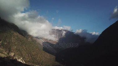 Himalaya Dağları, Nepal Cinelike profil vadide yukarıda günbatımı