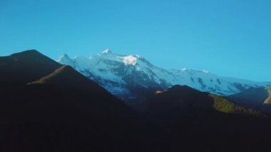 Sunrise Himalaya aralığı, Nepal'in yukarıda