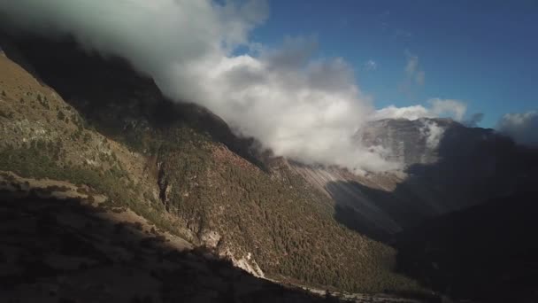 Solnedgången över dal i bergskedjan Himalaya, Nepal Cinelike profil — Stockvideo