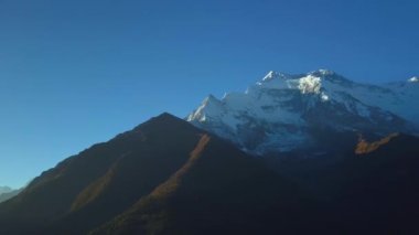Sunrise Himalaya aralığı, Nepal'in yukarıda