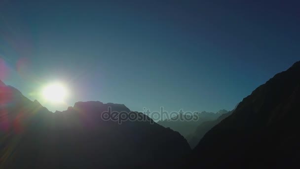 Lever du soleil au-dessus du pic dans l'Himalaya, Népal — Video