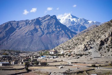 Budist gompa ve dua bayrakları Himalaya dağlarında Annapurna bölge, Nepal