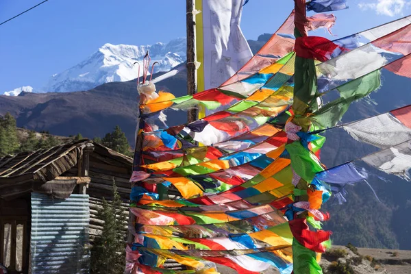 Gompa budista y banderas de oración en la cordillera del Himalaya, región de Annapurna, Nepal — Foto de Stock