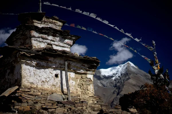 Gompa budista y banderas de oración en la cordillera del Himalaya, región de Annapurna, Nepal — Foto de Stock