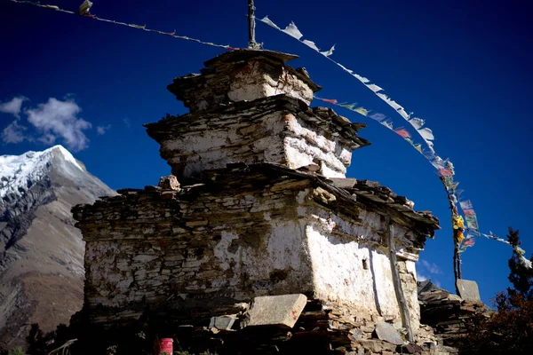 Gompa budista y banderas de oración en la cordillera del Himalaya, región de Annapurna, Nepal — Foto de Stock