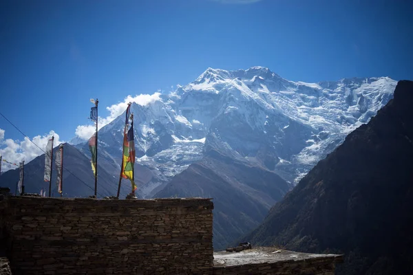 Buddyjskie flagi gompy i modlitwy w zakresie Himalaya, Annapurna regionu, Nepal — Zdjęcie stockowe