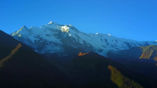 Alba al di sopra del picco nella catena dell'Himalaya, Nepal — Video Stock