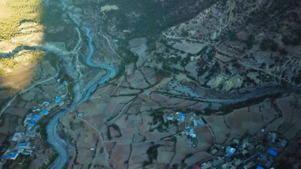 Río en la cordillera del Himalaya Nepal desde Vista aérea desde el dron — Vídeos de Stock