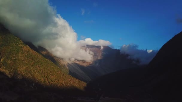 Soluppgång över topp i bergskedjan Himalaya, Nepal — Stockvideo