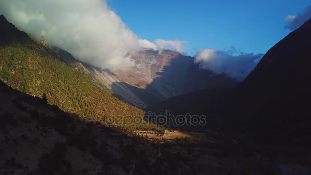 ヒマラヤ山脈、ネパールのピークの上の日の出 — ストック動画