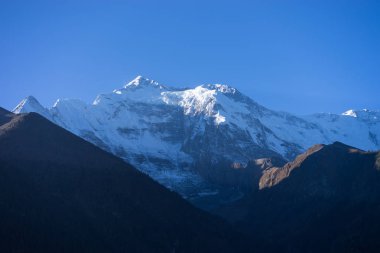 Himalaya dağlarında Nepal karlı tepe