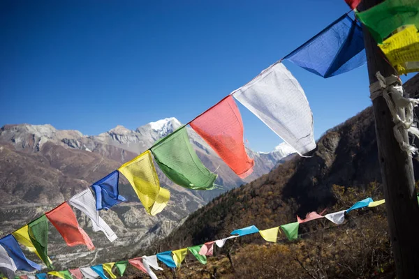 Modlitební vlajky v pohoří Himalája, Annapurna, Nepál — Stock fotografie