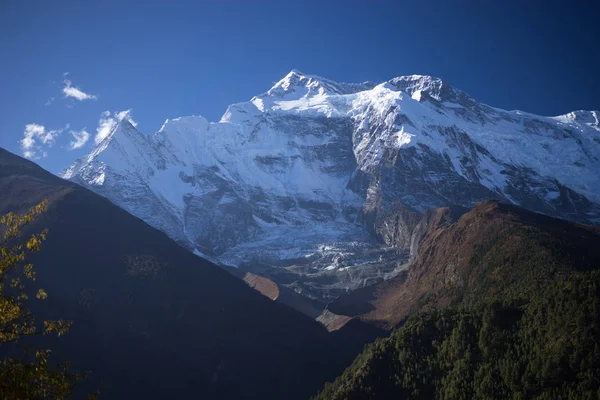 Tepe ve orman Himalaya dağlarında Annapurna bölge, Nepal
