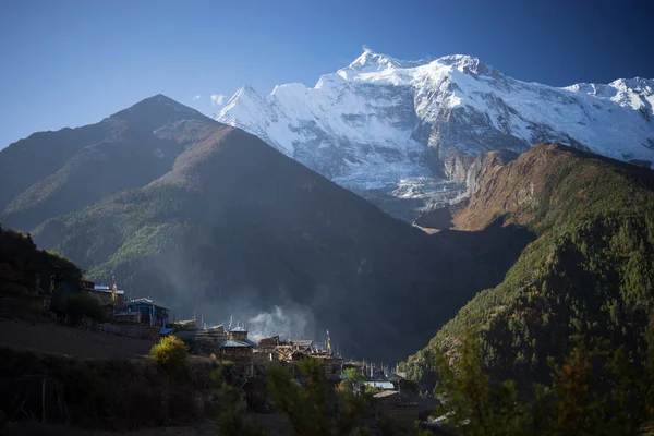 Budist gompa ve dua bayrakları Himalaya aralığında, Annapurna bölge, Nepal — Stok fotoğraf