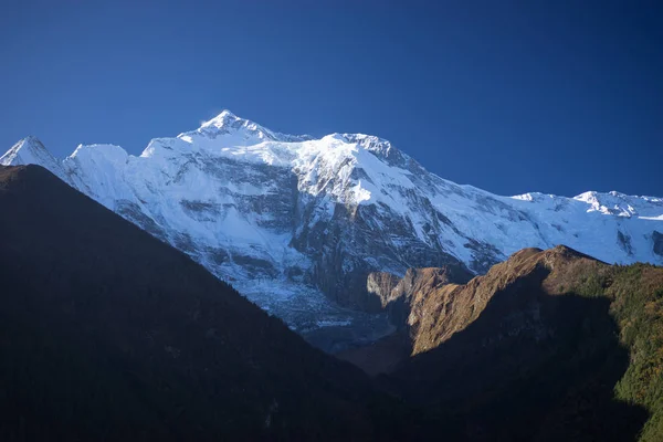 Besneeuwde bergtop in de Himalaya, Nepal — Stockfoto