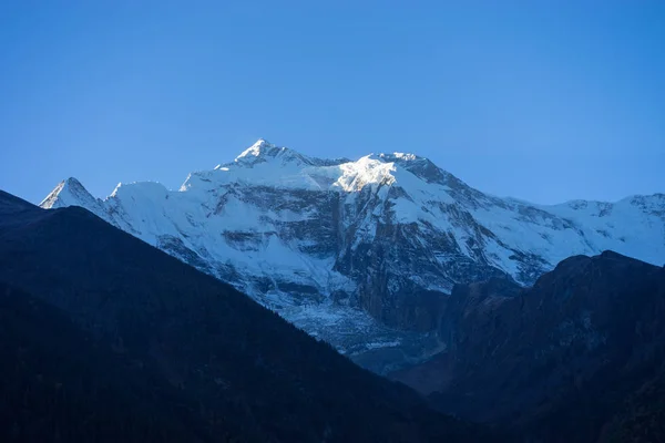 Zasněžené vrchol v pohoří Himálaj, Nepál — Stock fotografie