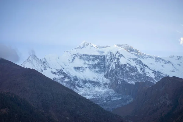 Pico nevado nas montanhas do Himalaia, Nepal — Fotografia de Stock