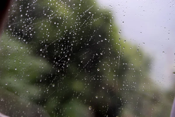 Scena di strada offuscata attraverso i finestrini dell'auto con caduta di pioggia in Nepal — Foto Stock
