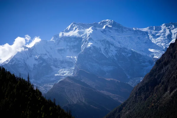 Pico de Annapurna e passe nas montanhas do Himalaia, região de Annapurna, Nepal — Fotografia de Stock