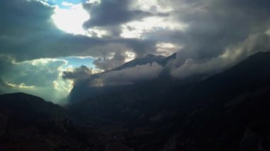 Sunrise Himalaya aralığı, Nepal'in yukarıda