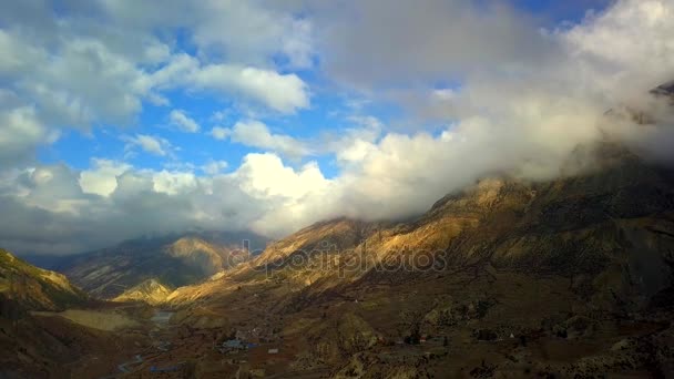 Východ slunce nad vrchol v pohoří Himálaj, Nepál — Stock video