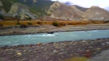 Himalayalar nehirde uçak hava görünümünden gelen Nepal aralığı