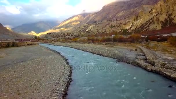 Río en la cordillera del Himalaya Nepal desde Vista aérea desde el dron — Vídeos de Stock