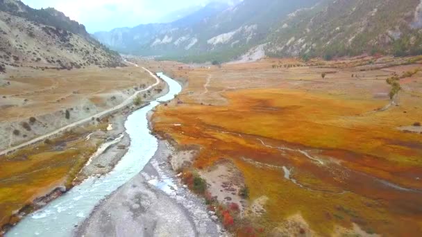 Ποταμός στα Ιμαλάια Νεπάλ κυμαίνονται από άποψη αέρα από drone — Αρχείο Βίντεο