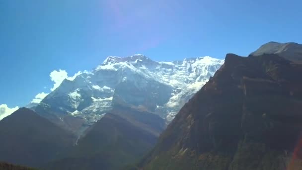 Soluppgång över topp i bergskedjan Himalaya, Nepal — Stockvideo