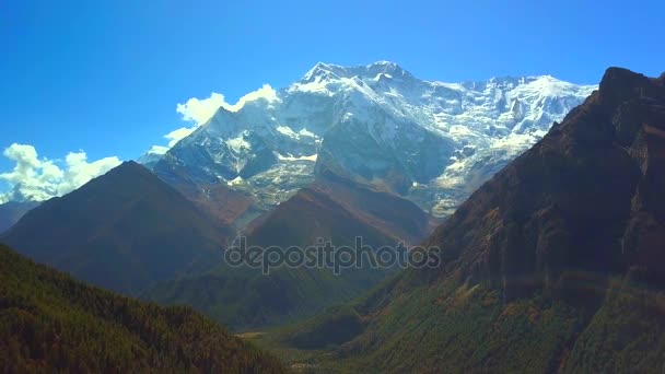 Nascer do sol acima do pico na gama Himalaia, Nepal — Vídeo de Stock