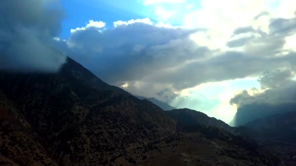 Salida del sol por encima del pico en el Himalaya, Nepal — Vídeo de stock