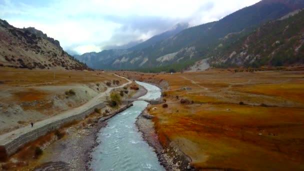 Floden i Himalaya alltifrån luftvy från drone Nepal — Stockvideo