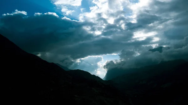 Zonsopgang boven de piek in het bereik van de Himalaya, Nepal — Stockfoto