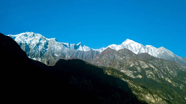 Salida del sol por encima del pico en el Himalaya, Nepal —  Fotos de Stock