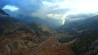 Sunrise Himalaya aralığı, Nepal'in yukarıda