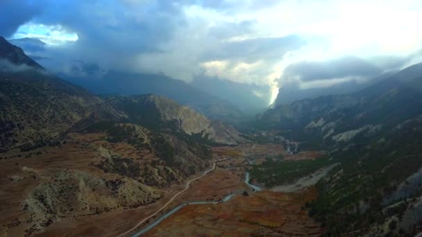 Zonsopgang boven de piek in het bereik van de Himalaya, Nepal — Stockvideo