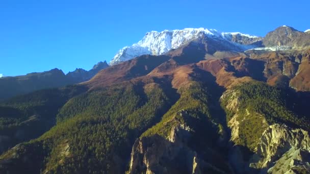 Zonsopgang boven de piek in het bereik van de Himalaya, Nepal — Stockvideo