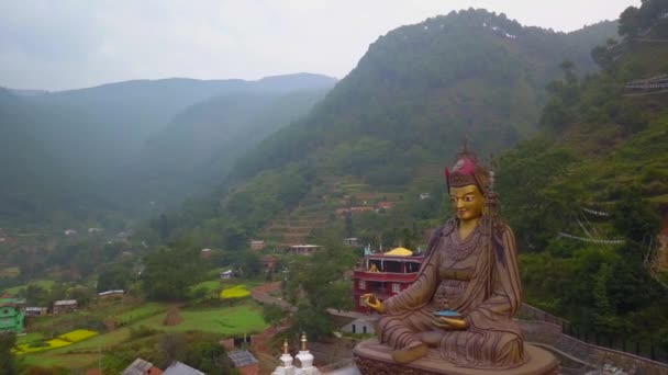 Pohled na chrám sochy guru Padmasambhavy, údolí Káthmándú, Nepál - 16. října 2017 — Stock video