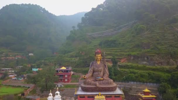 Храм статуї Гуру Падмасамбхава, долина Катманду, Непал - 16 жовтня 2017 — стокове відео