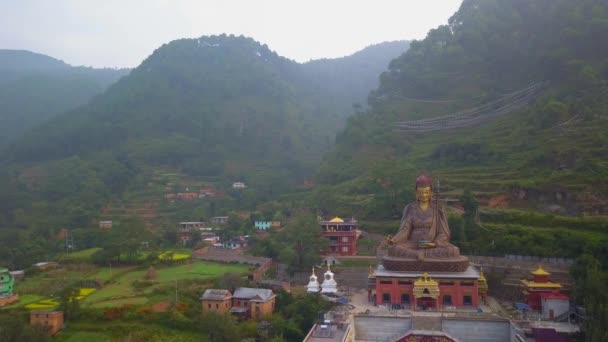 Zicht op Standbeeld Tempel van Guru Padmasambhava, Kathmandu vallei, Nepal - 16 oktober 2017 — Stockvideo