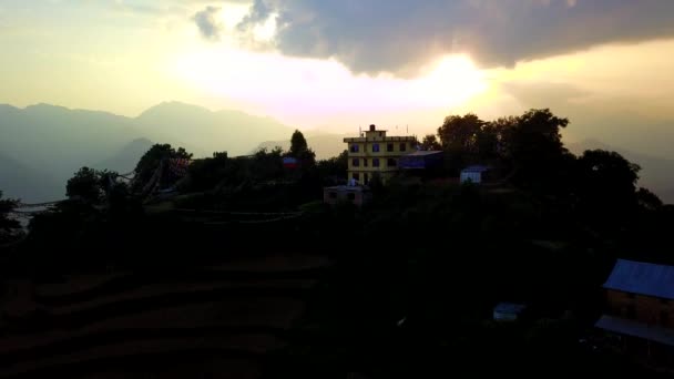 Tibetanska munkar nära Monastery, Kathmandudalen, Nepal - 17 oktober 2017 — Stockvideo