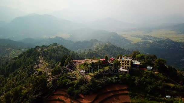 Tibetische Mönche in der Nähe des Klosters, Kathmandu-Tal, Nepal - 17. Oktober 2017 — Stockvideo