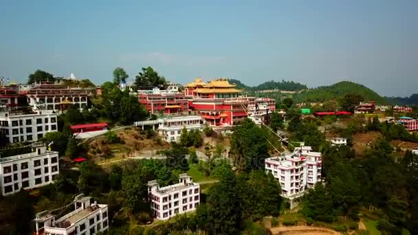 Monjes tibetanos cerca del monasterio, valle de Katmandú, Nepal - 17 de octubre de 2017 — Vídeo de stock