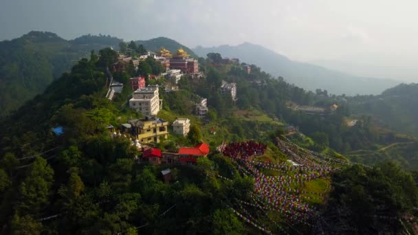 Tibetaanse monniken in de buurt van klooster, de vallei van Kathmandu, Nepal - 17 oktober 2017 — Stockvideo