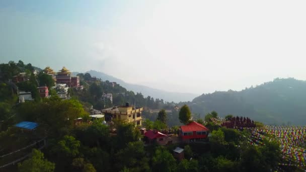 Tibetische Mönche in der Nähe des Klosters, Kathmandu-Tal, Nepal - 17. Oktober 2017 — Stockvideo