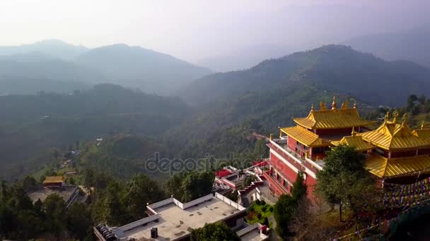 Tibetští mniši nedaleko kláštera, údolí Káthmándú, Nepál - 17 října 2017 — Stock video